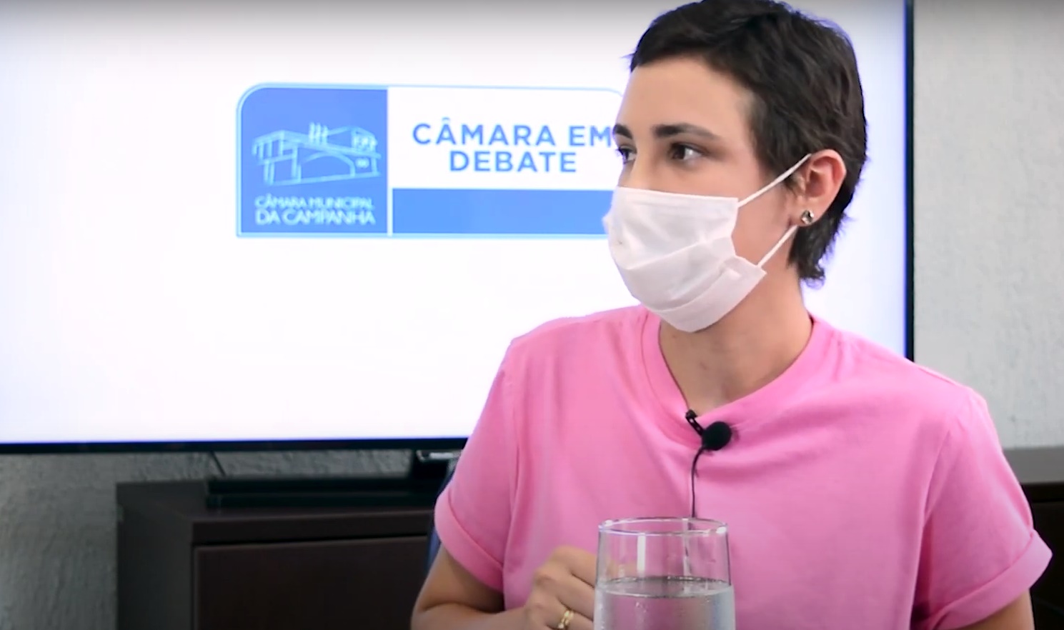 Câmara em Debate conversa com a estudante Lívia Cunha, que venceu um câncer de mama