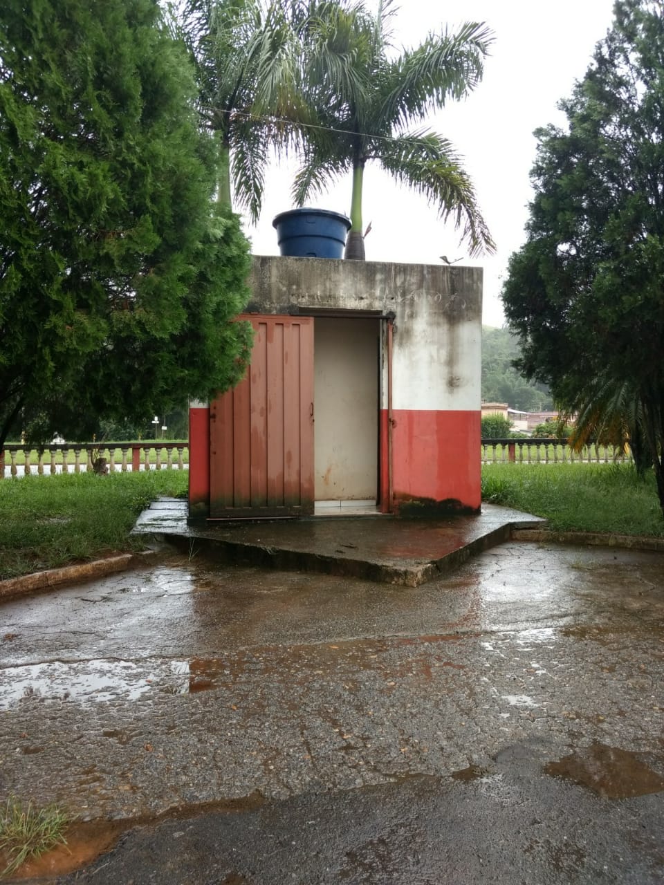 Indicação solicita manutenção (limpeza e abastecimento de água) do banheiro público ao lado do trailer da Praça Coronel Zoroastro de Oliveira
