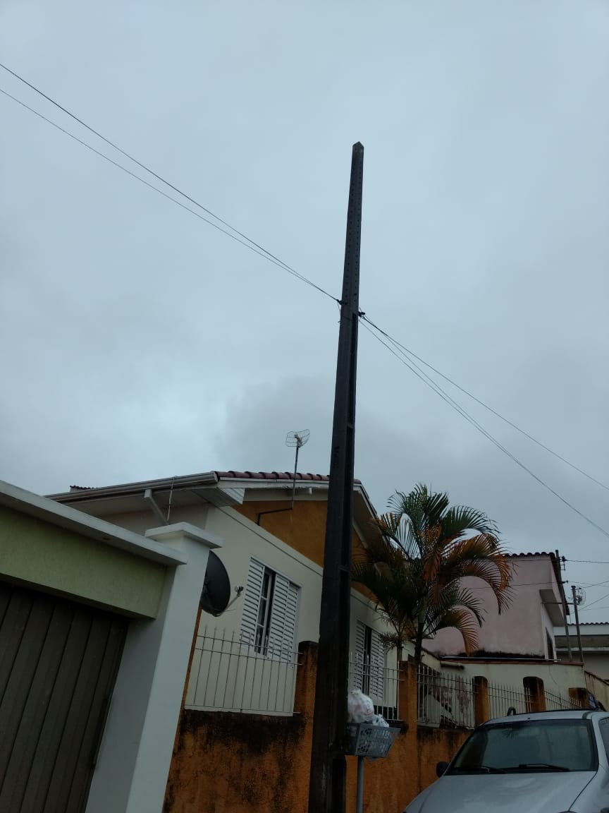 Indicação sugere providenciar a colocação de um braço no poste de luz na Rua Carlos Ribeiro, na altura do nº 43.