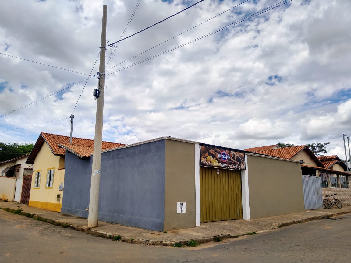 Indicação pede a colocação de um braço de luz no poste localizado na Rua Orlando Cesarino, ao lado do empreendimento "Benedito Gole".