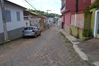 Indicação pede em caráter de urgência, a correção do calçamento em toda a extensão da Rua Bernardo da Veiga, até a Rua Sílvio Belato.