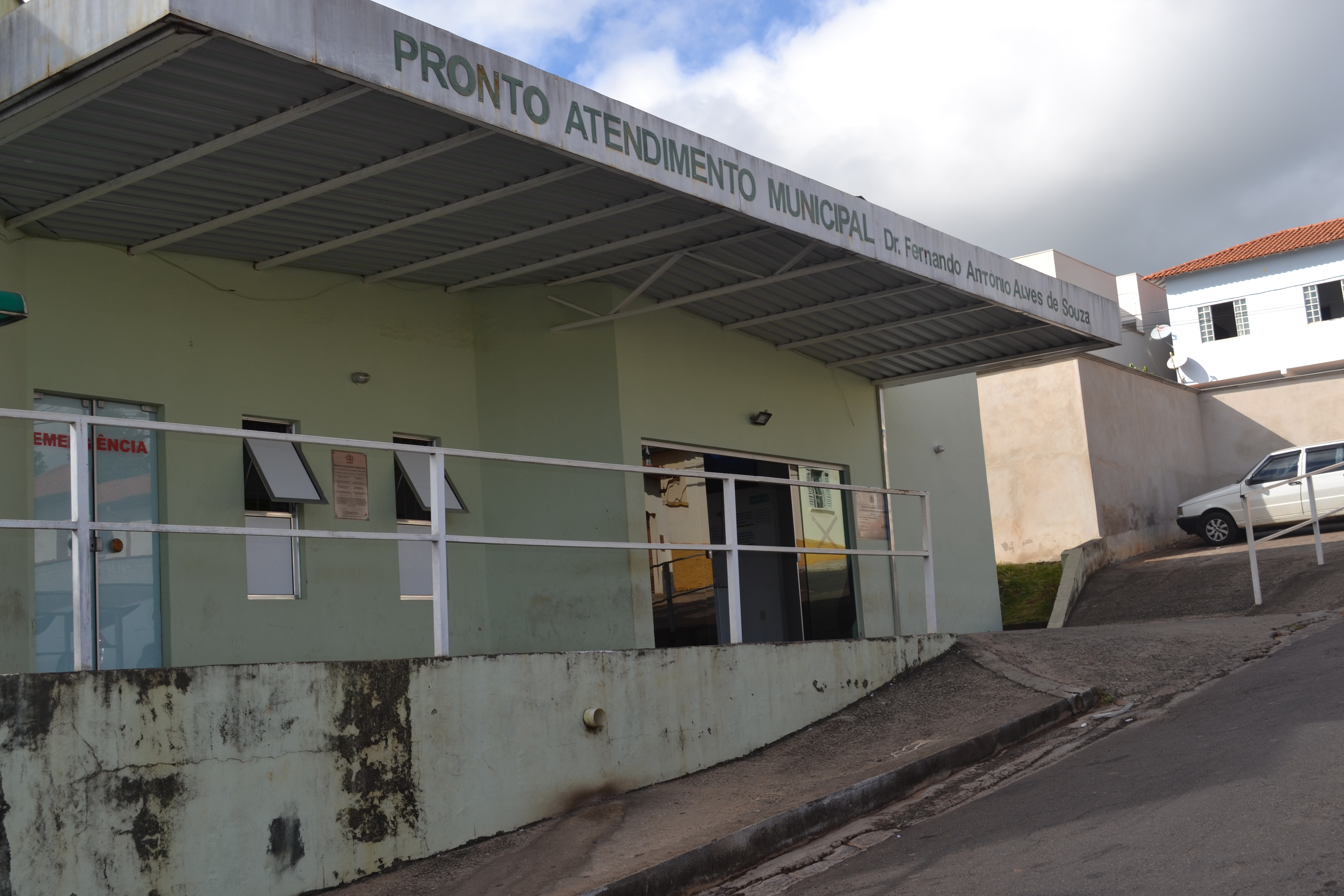 Indicação pede providencias a sinalização vertical (placa) e horizontal (faixa amarela), no sentido de proibir o estacionamento em frente à Unidade de Pronto Atendimento de nosso município