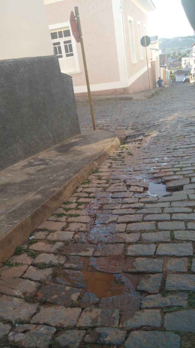 Indicação -  Providências urgentes quanto a reparos na rede coletora de esgotamento sanitário da Rua Comendador Paula Ferreira, na altura do n° 81.