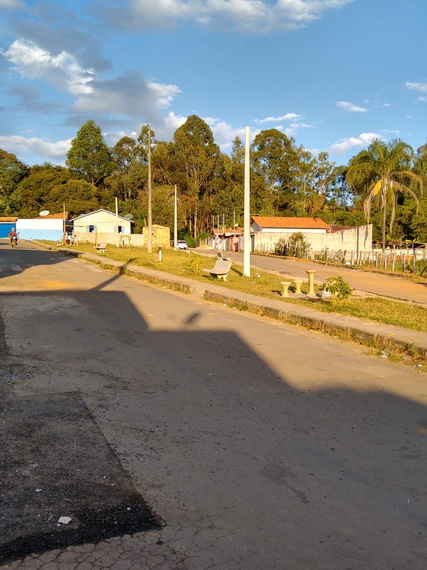 Indicação - Realização de obras e serviços na Praça Tomás de Aquino Borges, a saber, arborização, plantio de grama, colocação de postes de iluminação e implantação de academia ao ar livre.