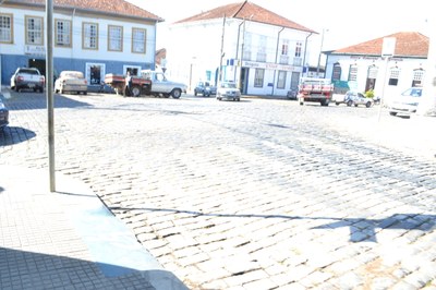 Indicação - Realizar melhorias na sinalização de trânsito no encontro das Ruas Dr. Brandão, Saturnino de Oliveira e Américo Lobo com a Praça Dom Ferrão, com a pintura da sinalização horizontal e colocação de sinalização vertical