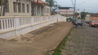 Indicação solicita Construir um estacionamento no calçadão  em frente à Escola Estadual Zoroastro de Oliveira.
