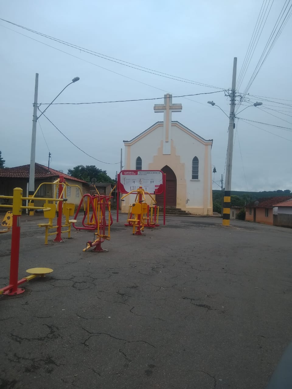 Indicação Solicita Construir uma quadra poliesportiva no bairro Santa Cruz