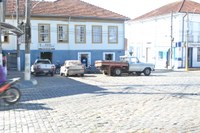 Indicação solicita  ﻿implantar na Praça D. Ferrão, o estacionamento em 45° e, no início da R. Dr. Brandão, estacionamento para motos.