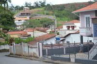 Indicação Solicita providenciar a construção da sarjeta em todas as ruas do Bairro Jardim Sion