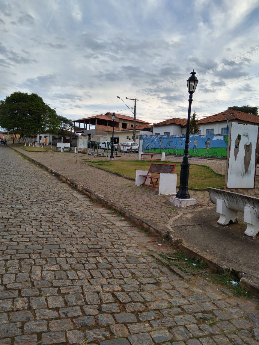 Indicação solicita providenciar através da CEMIG, a iluminação da praça localizada atrás da Igreja do Rosário, no Bairro Chapada