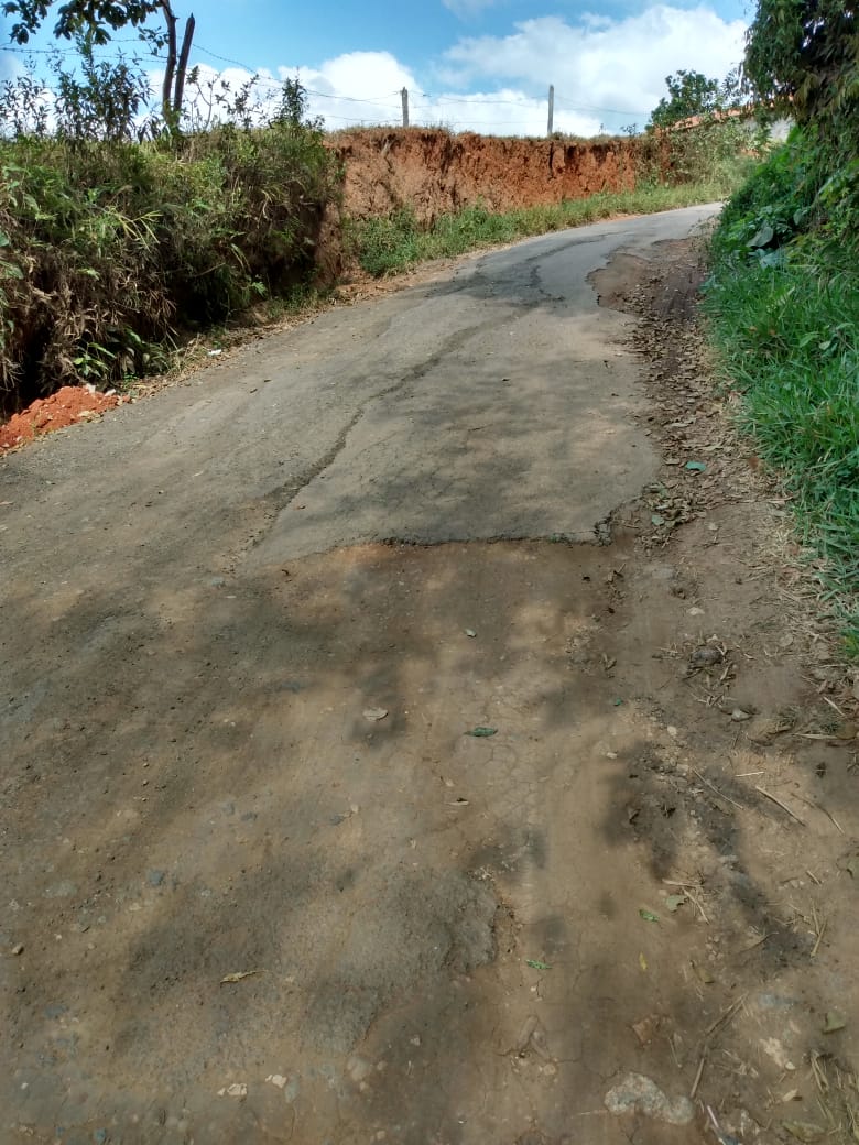 Indicação solicita realizar o recapeamento/ operação tapa-buracos na Rua Marechal Deodoro,  saída do Bairro Santa Cruz