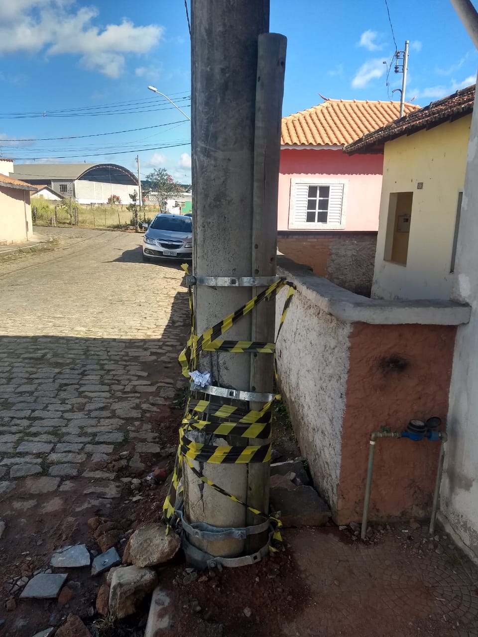 Requerimento- Em caráter de urgência solicita buscar informações sobre o prazo e providências para a substituição dos postes quebrados da Rua Villas Boas da Gama e Rua Jonas Olinto