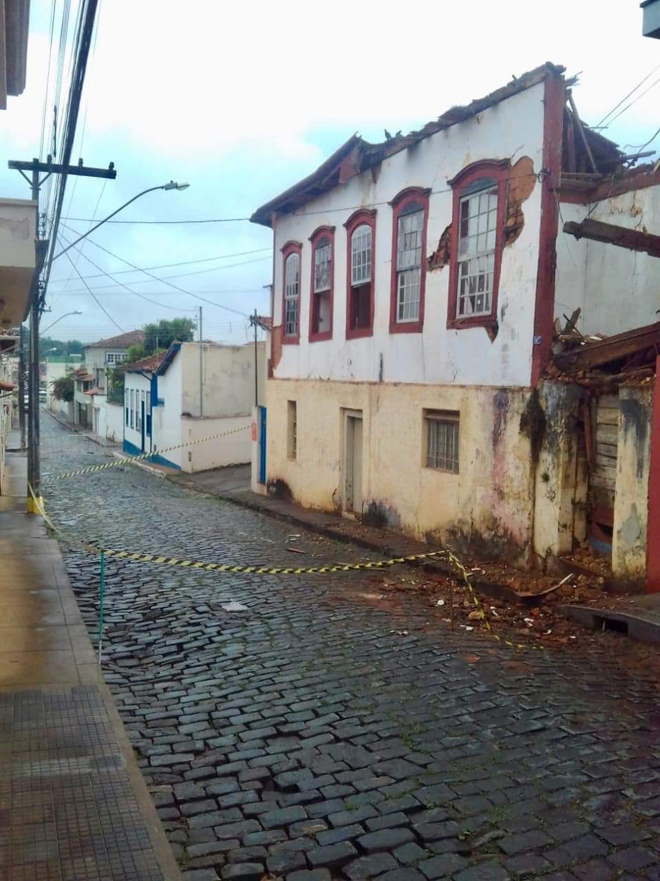 Requerimento solicita em caráter de urgência como medida extrema a necessidade, informar a respeito do imóvel situado na Rua Bernardo da Veiga, que está em situação de desabamento