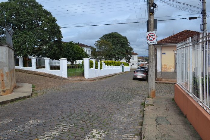 Requerimento pede informação sobre o término das obras/serviços que estão sendo realizados na Rua Dom Inocêncio